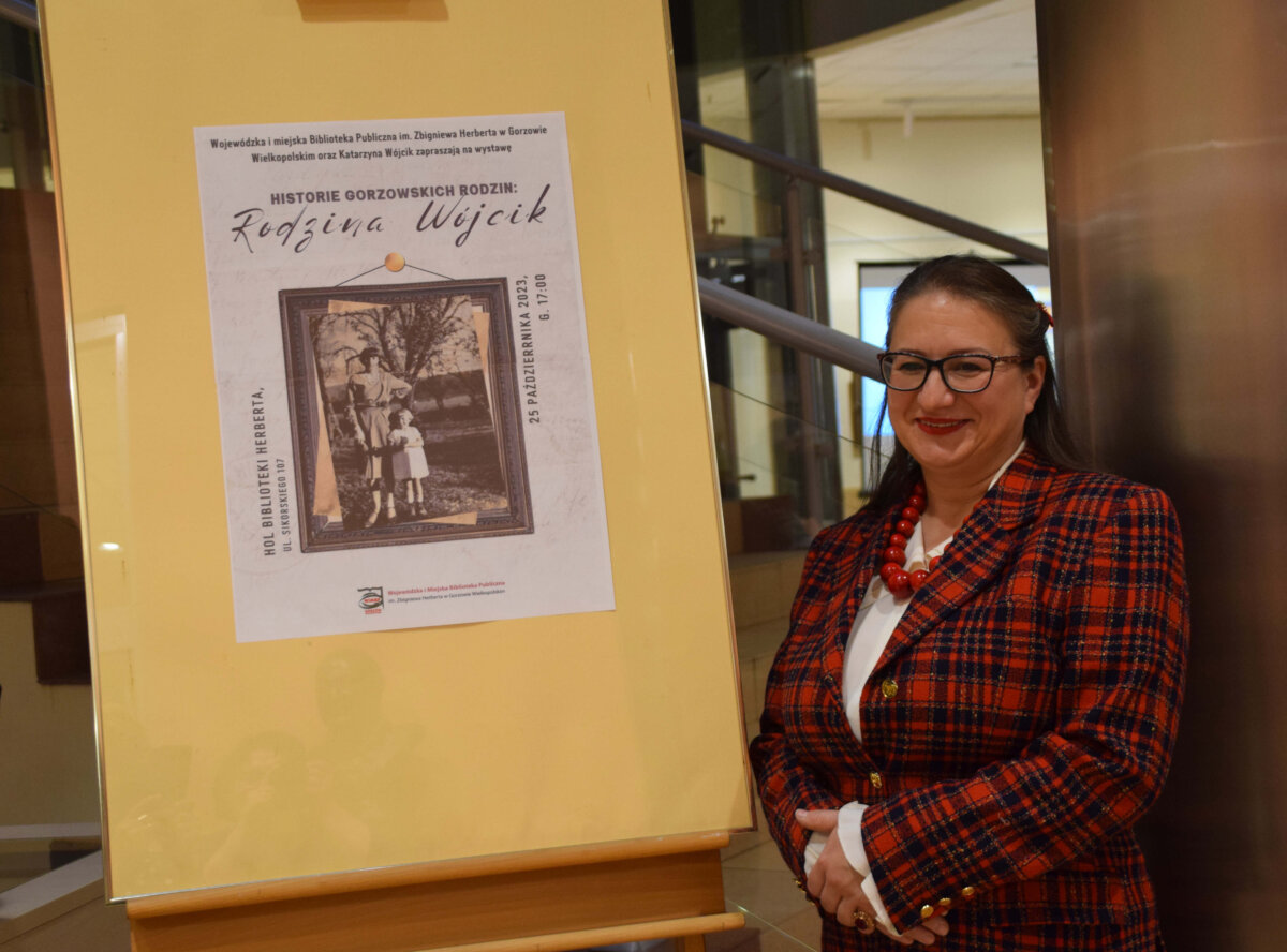 dr Katarzyna Wójcik przy plakacie promującym wydarzenie