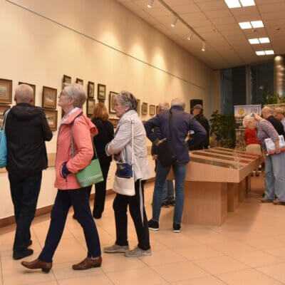 Otwarcie wystawy rysunków Włodzimierza Korsaka. Goście oglądają prace W. Korsaka. Kliknięcie powoduje powiększenie zdjęcia.