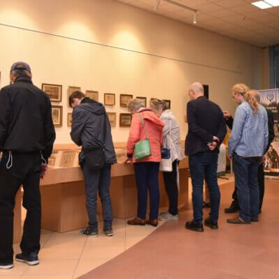 Otwarcie wystawy rysunków Włodzimierza Korsaka. Goście oglądają prace W. Korsaka. Kliknięcie powoduje powiększenie zdjęcia.