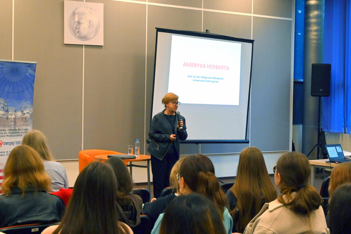 Profesor Małgorzata Mikołajczaka prowadzi wykład 'Tropy amerykańskie w poezji Herberta'
