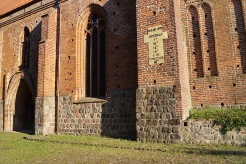 2022 r. Fragment murów kościoła w Ośnie Lubuskim ze śladami wcześniejszej kamiennej świątyni. Jako siedziba największego dekanatu biskupstwa lubuskiego miasto posiadało największą świątynię wśród prawobrzeżnych dekanatów diecezji.