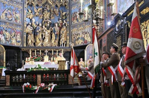 Kraków, 2008 r. Ksiądz archiprezbiter Bronisław Fidelus, proboszcz Parafii Mariackiej odprawia mszę świętą w intencji Ojczyzny