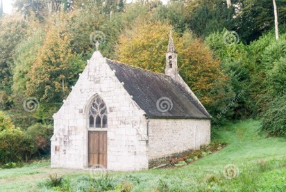 Francja, Bretania. Średniowieczny kościół wiejski