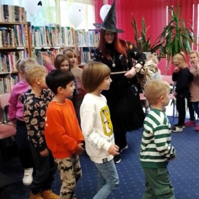 Bibliotekarka w przebraniu czarownicy bawi się z dziećmi. Kliknięcie powoduje powiększenie zdjęcia.