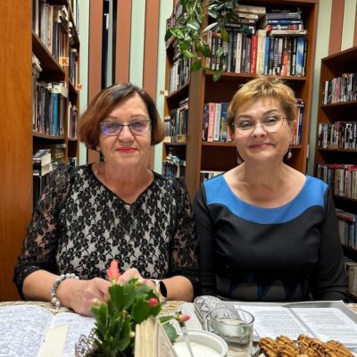 12-Na zdjęciu prowadząca spotkanie literackie pani Krystyna Jarosz oraz jedna z interpretatorek wierszy pani Wanda Kodź.