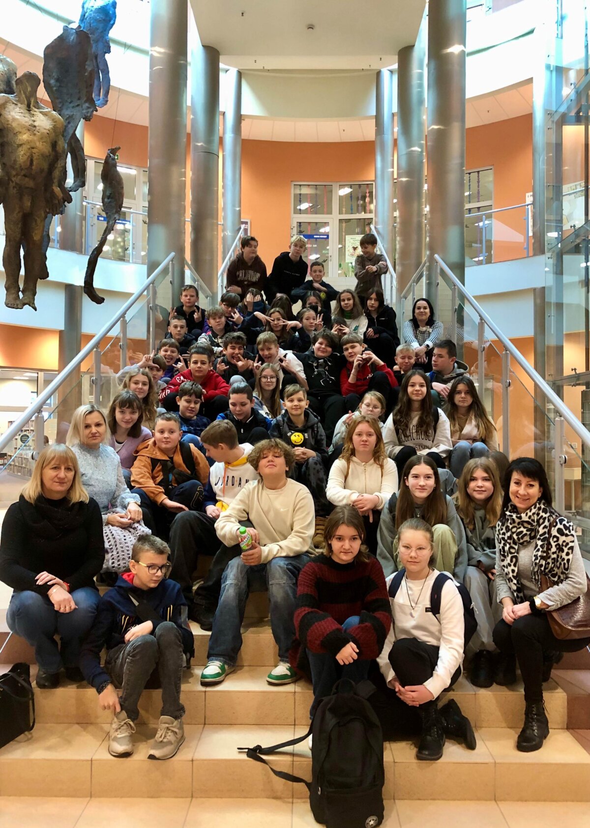Zdjęcie grupowe uczniów Szkoły Podstawowej z Witnicy wraz z nauczycielkami i Panią bibliotekarką. Kliknięcie powoduje powiększenie zdjęcia.
