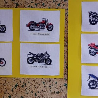 Dwie plansze z haftowanymi motocyklami. Kliknięcie w obrazek spowoduje powiększenie.