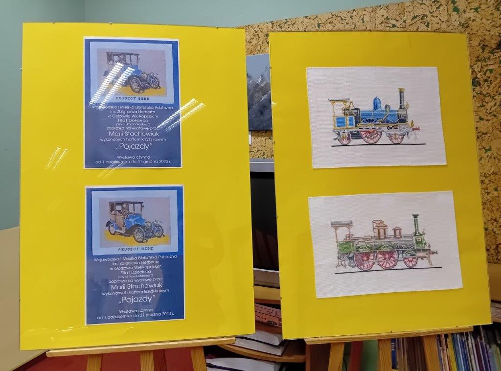 Plakat wystawowy i plansza z lokomotywami.
