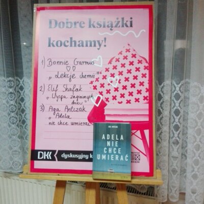 Plakat DKK i książka Agi Antczak „Adela nie chce umierać”. Kliknięcie powoduje powiększenie zdjęcia.