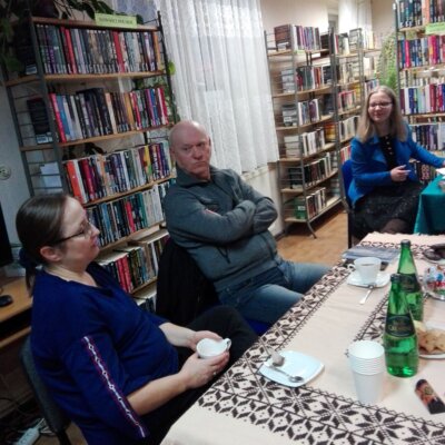 Uczestnicy spotkania z Olga przy stole