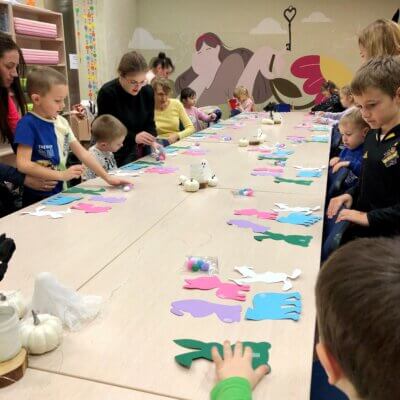 Dzieci wraz z opiekunami dopasowują kolorem pomponik do wyciętych postaci z bajek. Kliknięcie w obrazek powoduje powiększenie.