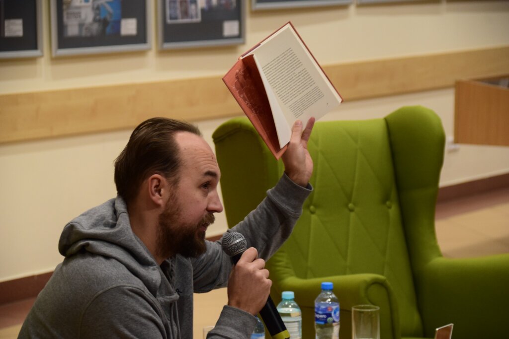 Zbigniew Rokita trzyma swoją książkę