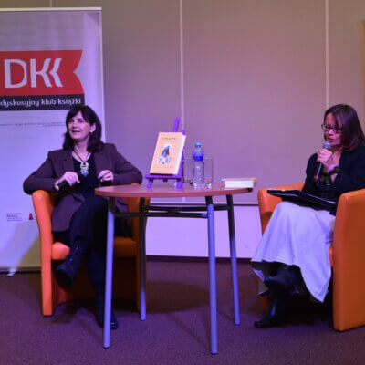 Joanna Kuciel-Frydryszak rozmawiająca z prowadzącą o książce Chłopki. Kliknięcie w obrazek sprawi powiększenie.