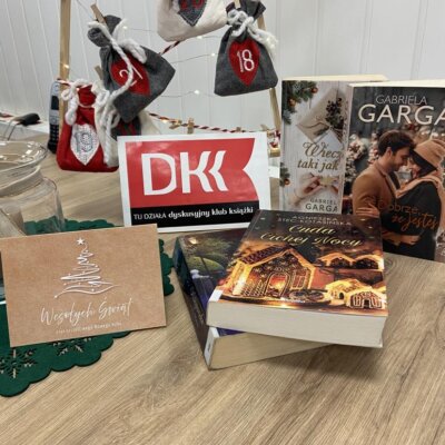 Stolik z książkami w tle logo DKK. Kliknięcie w obrazek spowoduje powiększenie.