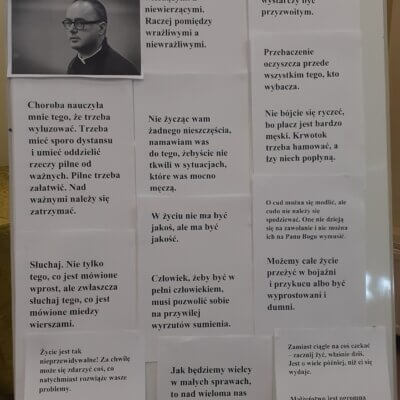 Tablica na której widnieje zdjęcie księdza Jana Kaczkowskiego oraz ciekawe sentencje przez niego wypowiedziane. Kliknięcie powoduje powiększenie zdjęcia.