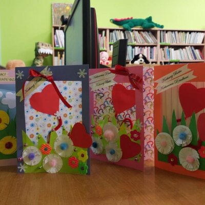 Kartki wykonane z okazji Dnia Babci i Dnia Dziadka z kolorowego papieru, ozdobione kwiatkami, serduszkami, koralikami i pomponikami. Kliknięcie w obrazek spowoduje powiększenie.