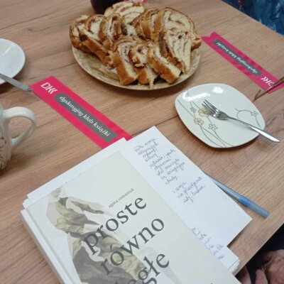 Prezentacja książki Agaty Romaniuk pt. "Proste równoległe" na stole. Kliknięcie w obrazek spowoduje powiększenie.