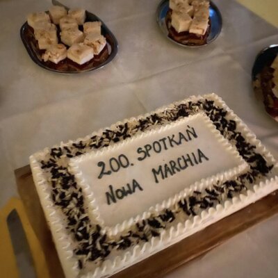 tort z napisem "200 spotkań Nowa Marchia"