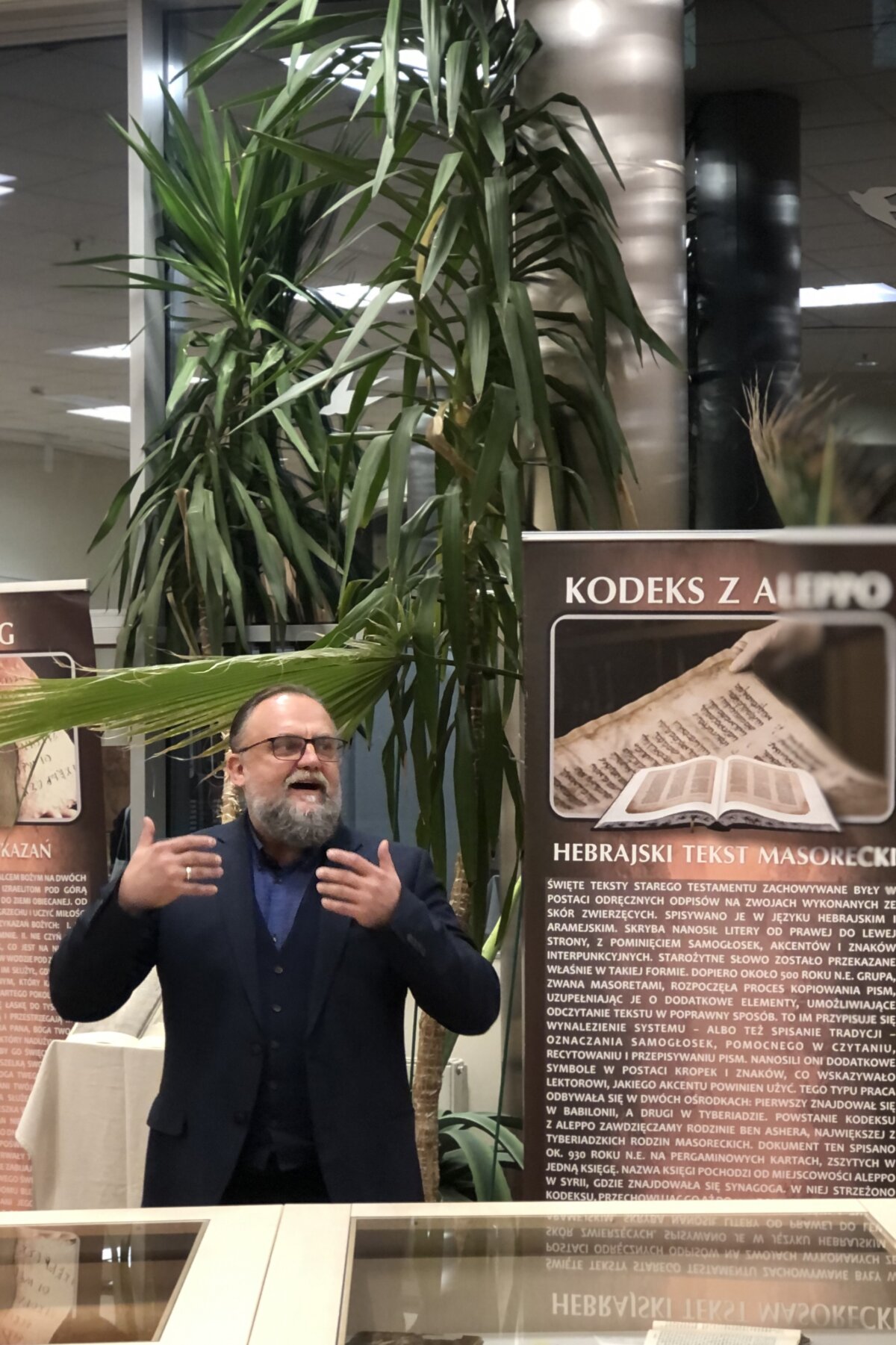 Dariusz Czyszczoń podczas wernisażu wystawy. Opowiada uczestnikom o obiektach znajdujących się na ekspozycji .