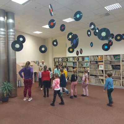 Dzieci słuchają muzyki w Oddziale Zbiorów Audiowizualnych. Kliknięcie w obrazek spowoduje powiększenie.