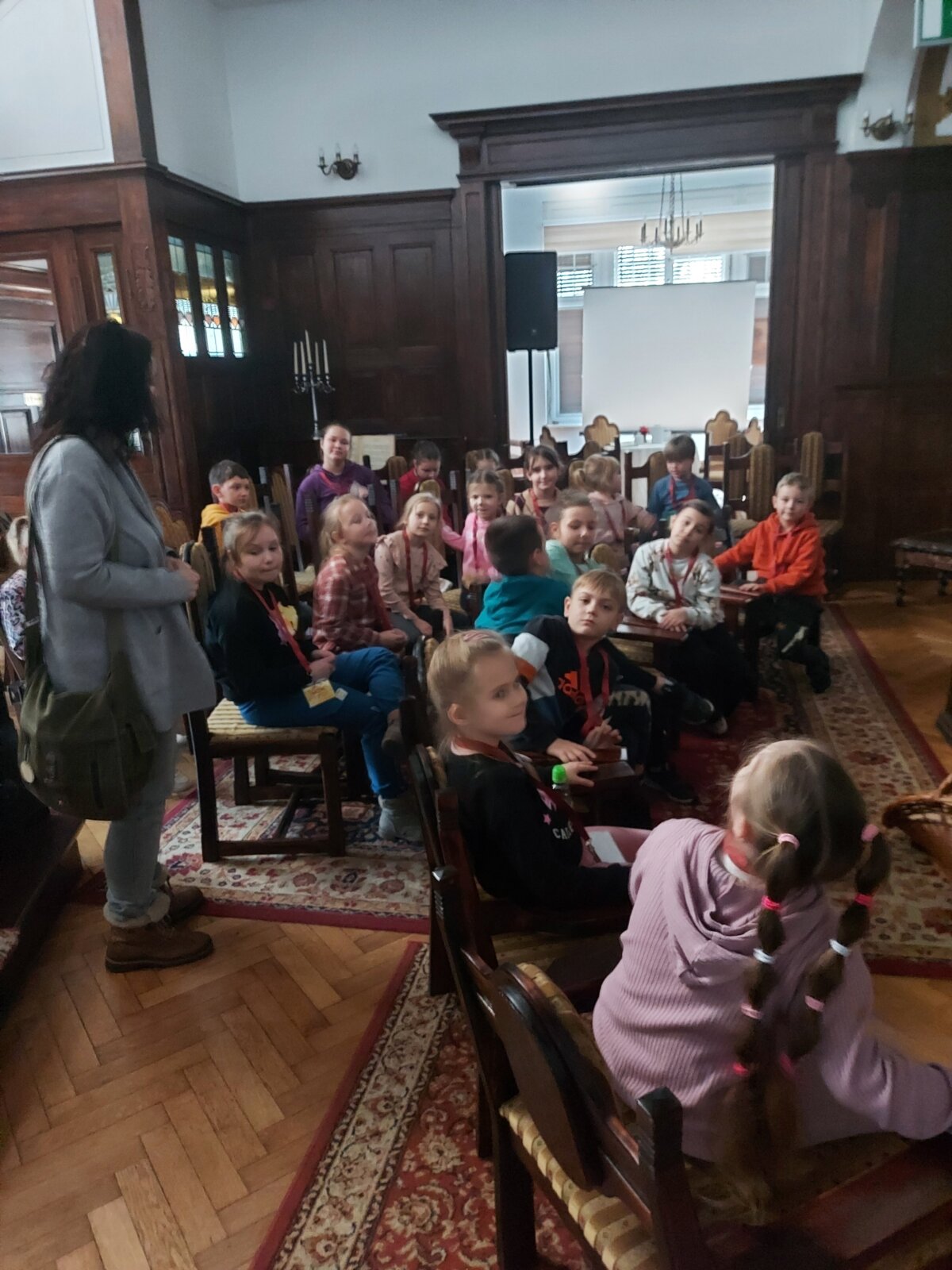 Dzieci słuchają opowieści o Willi Lehmanna.