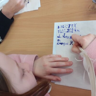 Gęsim piórem i pazurem dzieci piszą listy do swoich krewnych. Kliknięcie w obrazek spowoduje powiększenie.