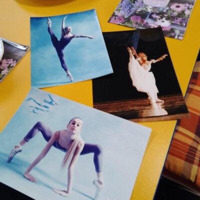 na stole leżą zdjęcia przedstawiające baletnicę