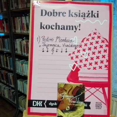 Plakat DKK z napisem na dużej sztaludze, pod nim książka Pedra Mendozy „Tajemnica Vivaldiego”. Kliknięcie w obrazek spowoduje powiększenie.