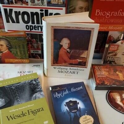 książki biograficzne o Mozarcie, płyty CD z muzyką Mozarta oraz płytę DVD z nagraniem opery Wesele Figara w Glyndebourne Opera House
