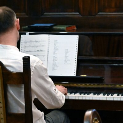 Mariusz Smoliński przy fortepianie podczas 'Wiosennego wierszobrania'. Kliknięcie powoduje powiększenie zdjęcia.