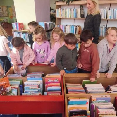 Dzieci przeglądają książki w kasetonach. Kliknięcie w obrazek spowoduje powiększenie.