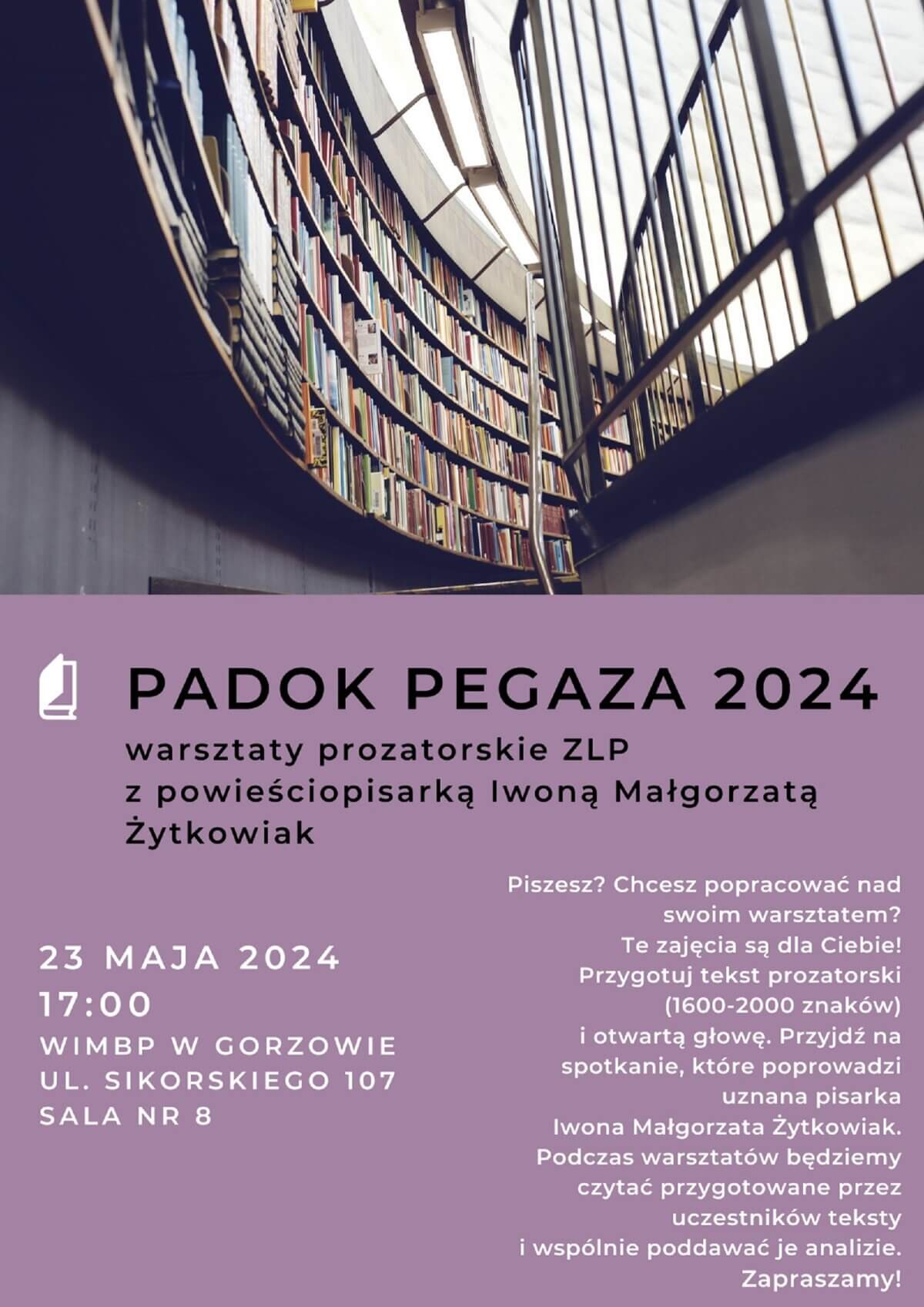 Plakat promujący wydarzenie w odcieniach fioletu z regałami z książkami w tle.
