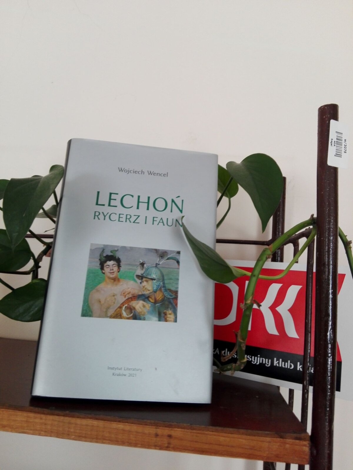 książka Wojciecha Wencla „Lechoń. Rycerz i faun” na regale, w tle roślina.