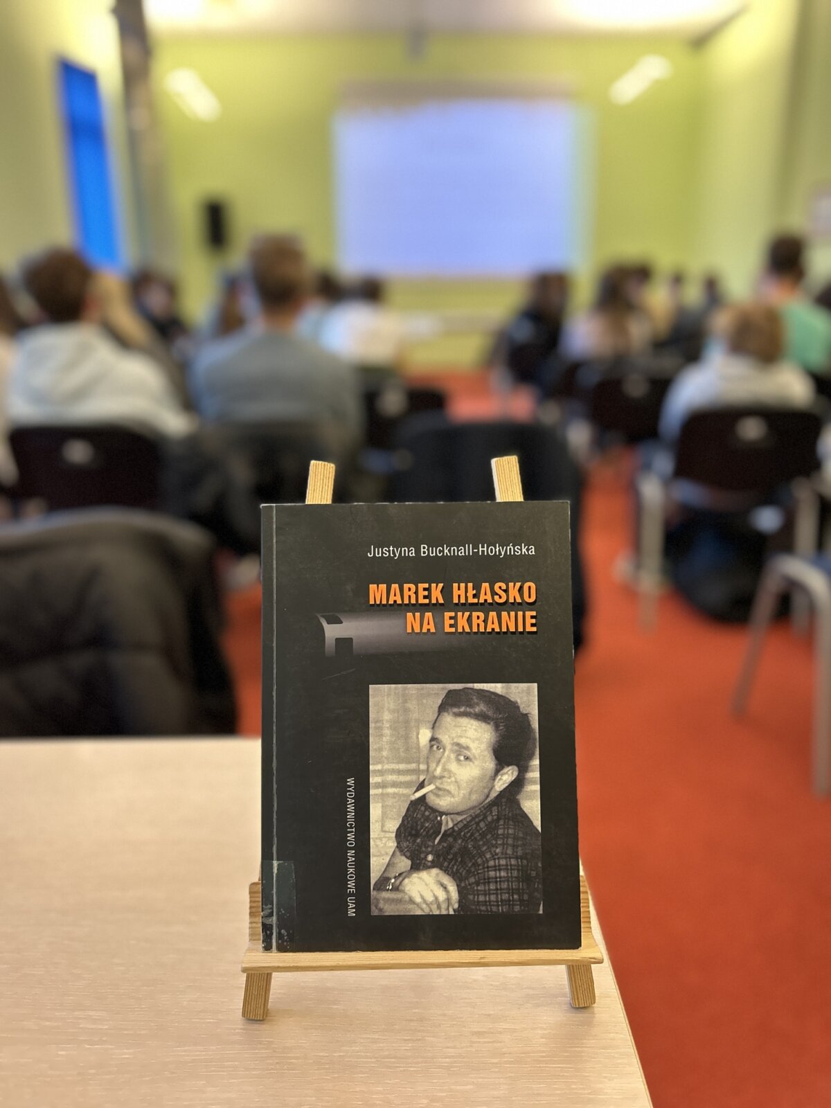 Na zdjęciu widać książkę „Marek Hłasko na ekranie” której autorką jest Justyna Bucknall-Hołyńska, jedna z prowadzących warsztaty.